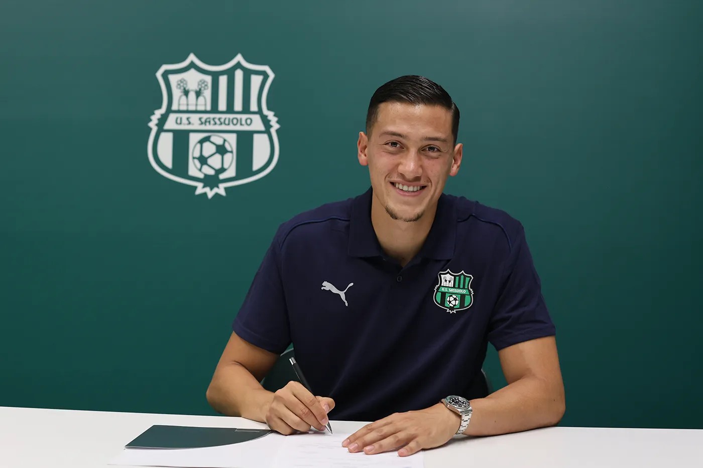 并于同年, 萨索洛签下, 萨索洛足球