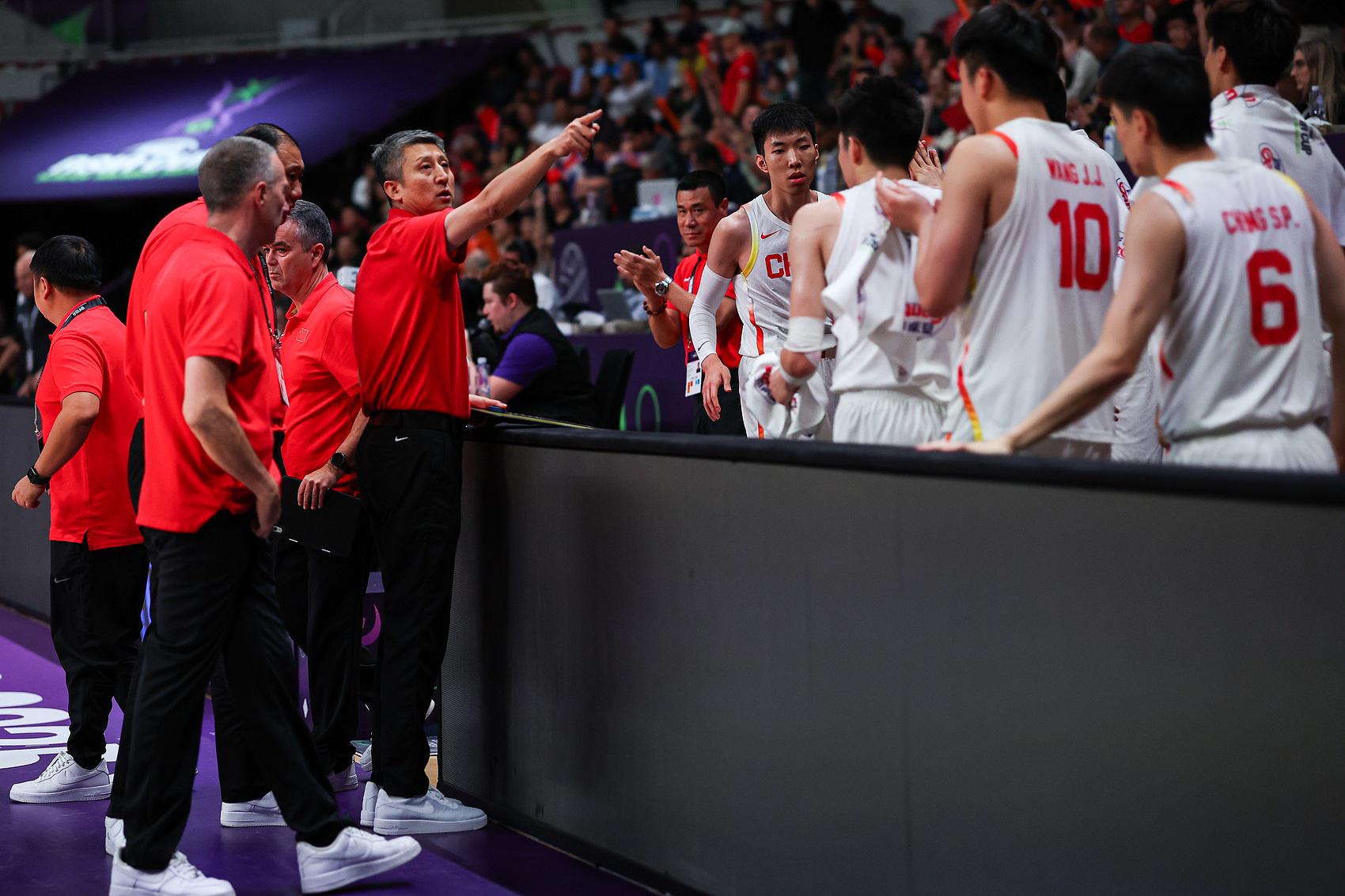 战劲敌新西, 胡明轩内外