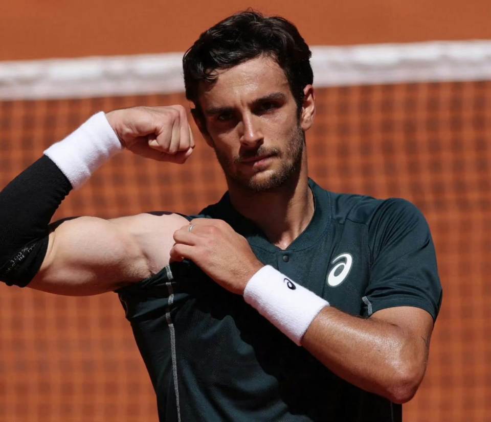 om, 一哥, 仅仅一步之