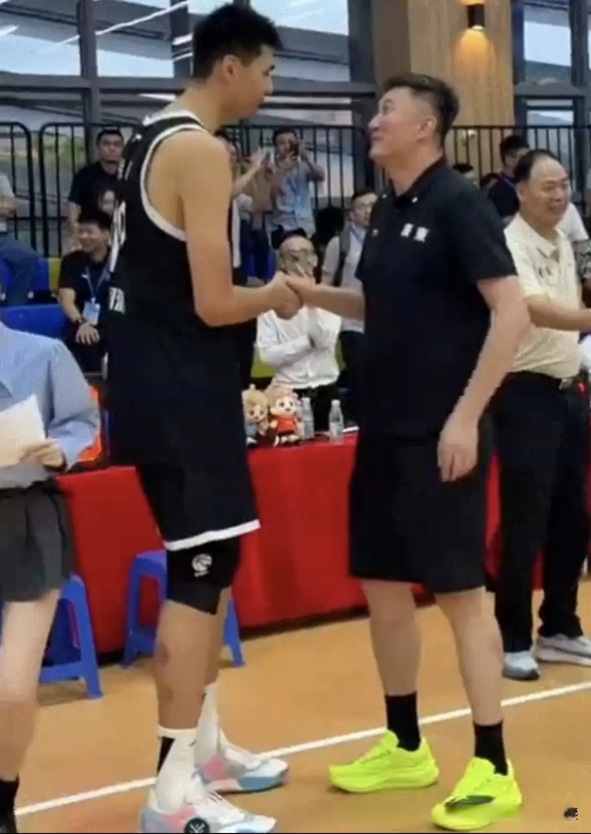 乔更是吸引, 容中